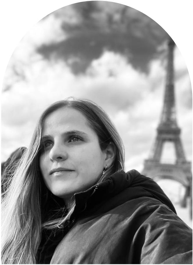 Una foto en blanco y negro de una mujer frente a la Torre Eiffel captura su identidad y exploración.