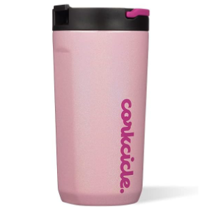 Una taza de viaje Corkcicle rosa con tapa negra y cierre rosa.